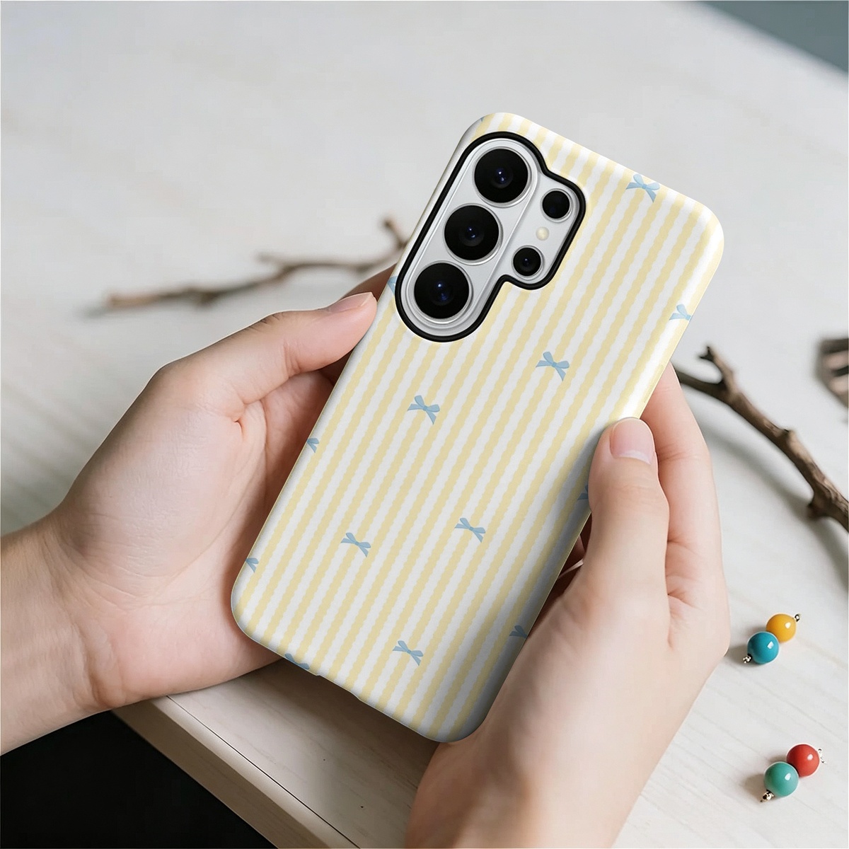 Синий чехол с желтой полоской, – обзор и цена Samsung Galaxy S24